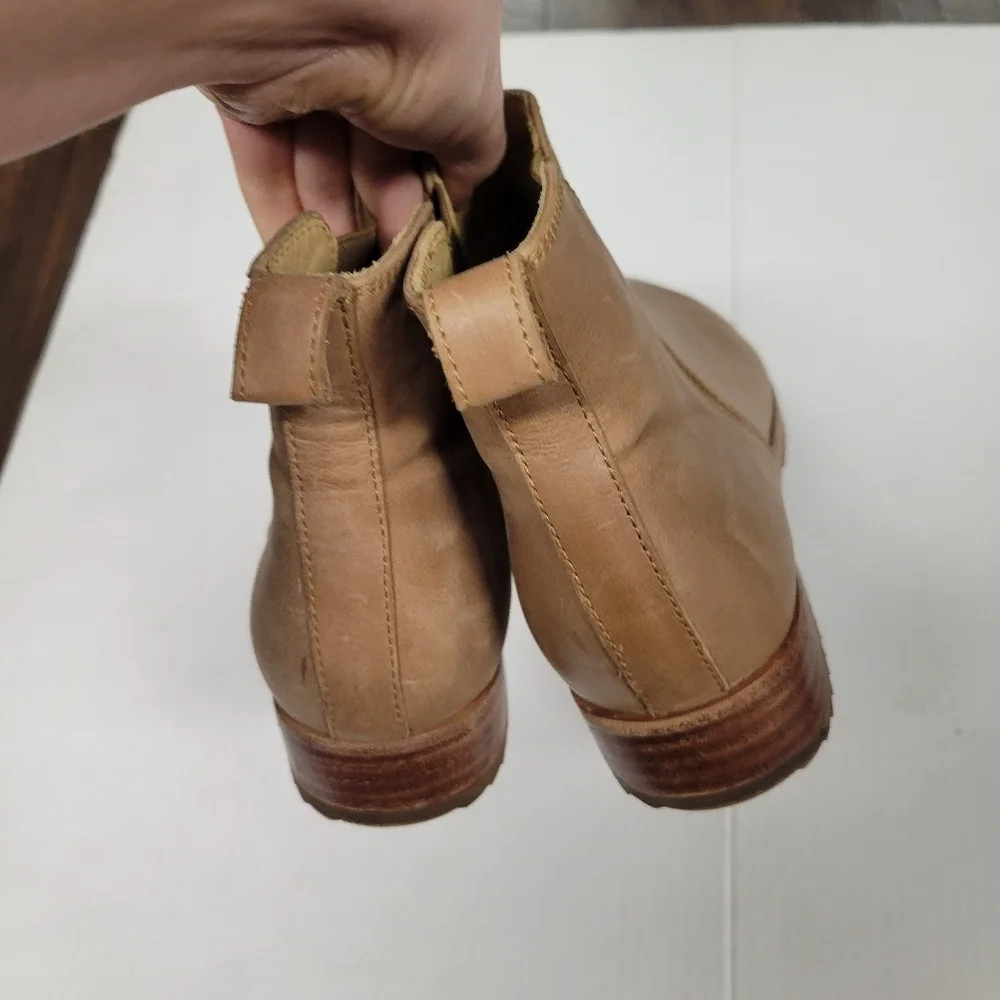 Nisolo Everyday Chelsea Boot Suede Sand Size 8.5